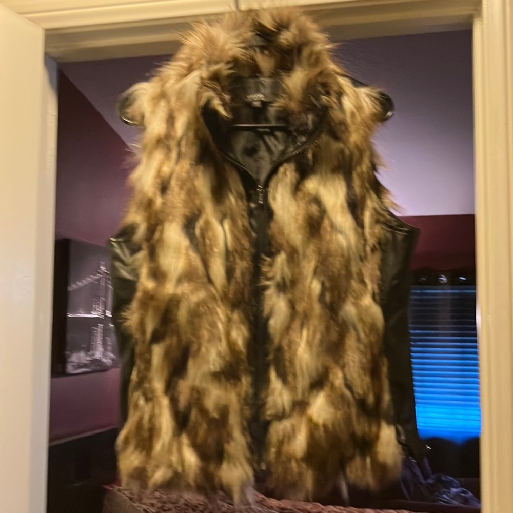 Beautiful multi-colored fur/faux leather Guess zippered vest. Size large